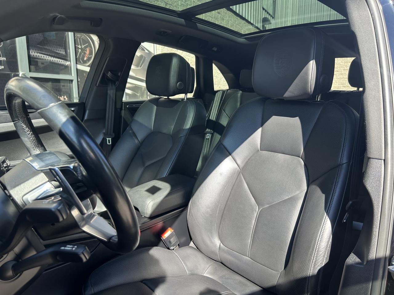 2018 Porsche Macan AWD, BACK-UP CAM, NAV, BLUETOOTH & MORE!! Photo
