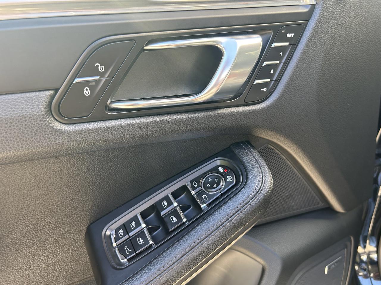 2018 Porsche Macan AWD, BACK-UP CAM, NAV, BLUETOOTH & MORE!! Photo