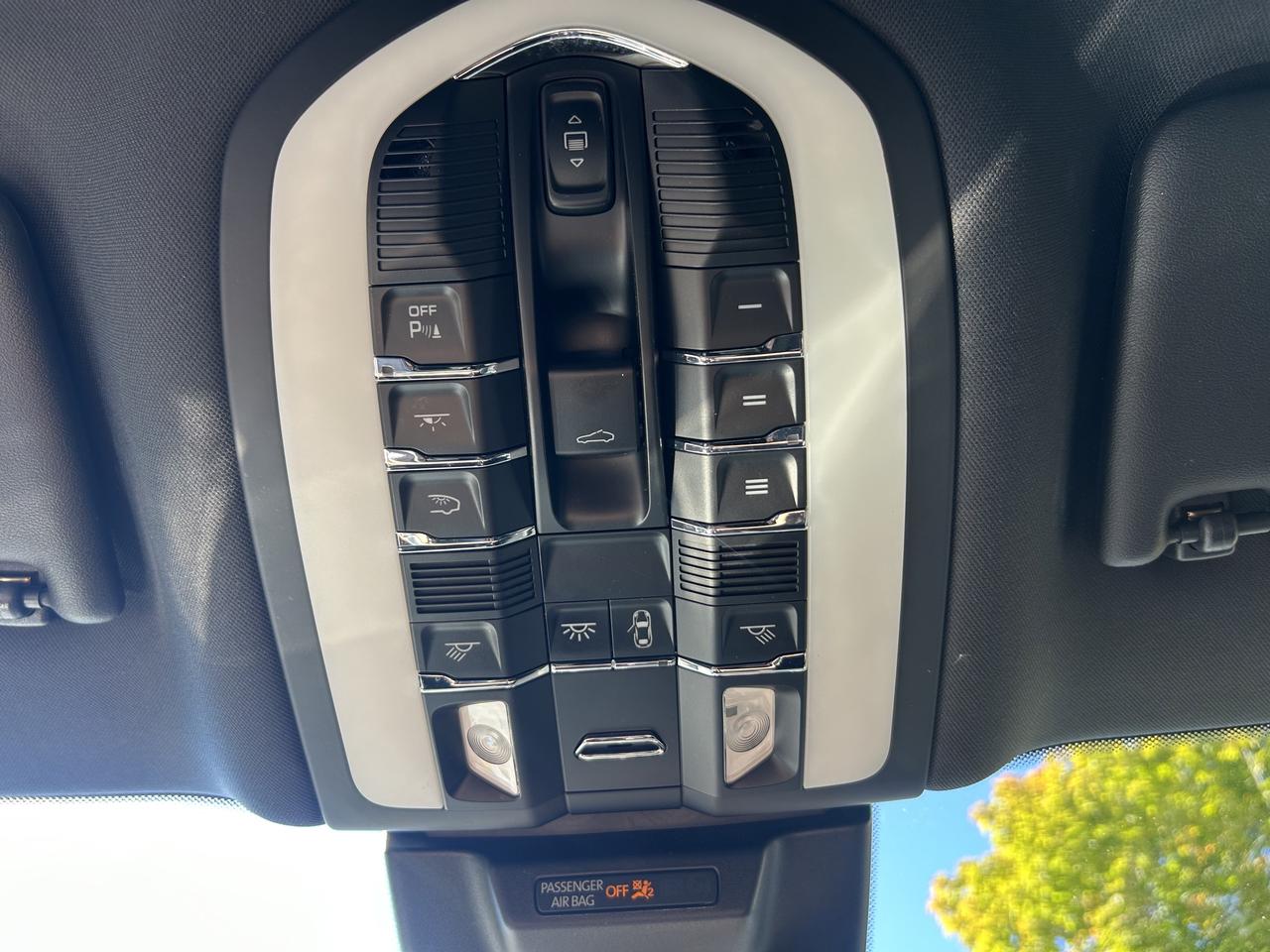 2018 Porsche Macan AWD, BACK-UP CAM, NAV, BLUETOOTH & MORE!! Photo