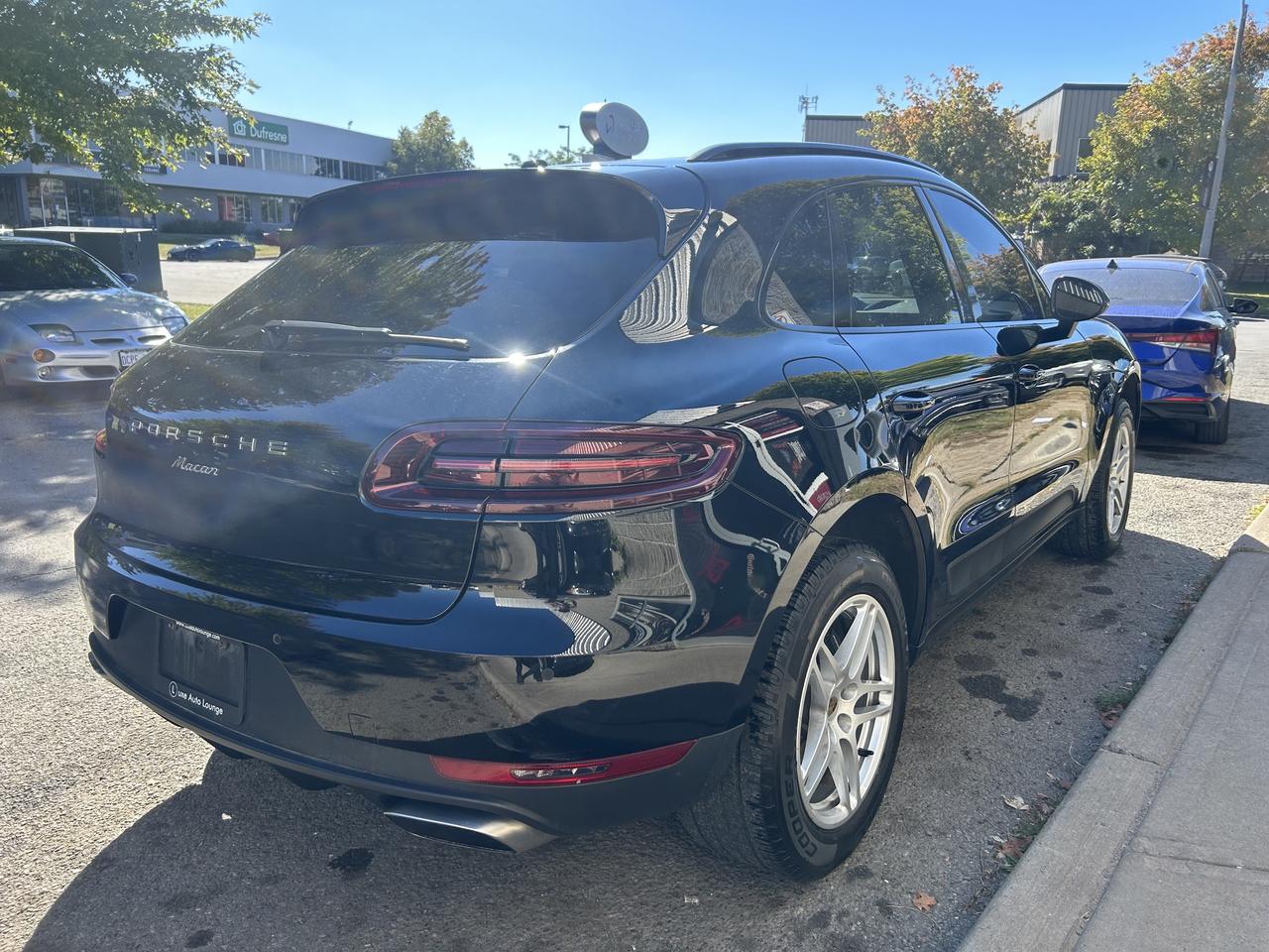 2018 Porsche Macan AWD, BACK-UP CAM, NAV, BLUETOOTH & MORE!! Photo