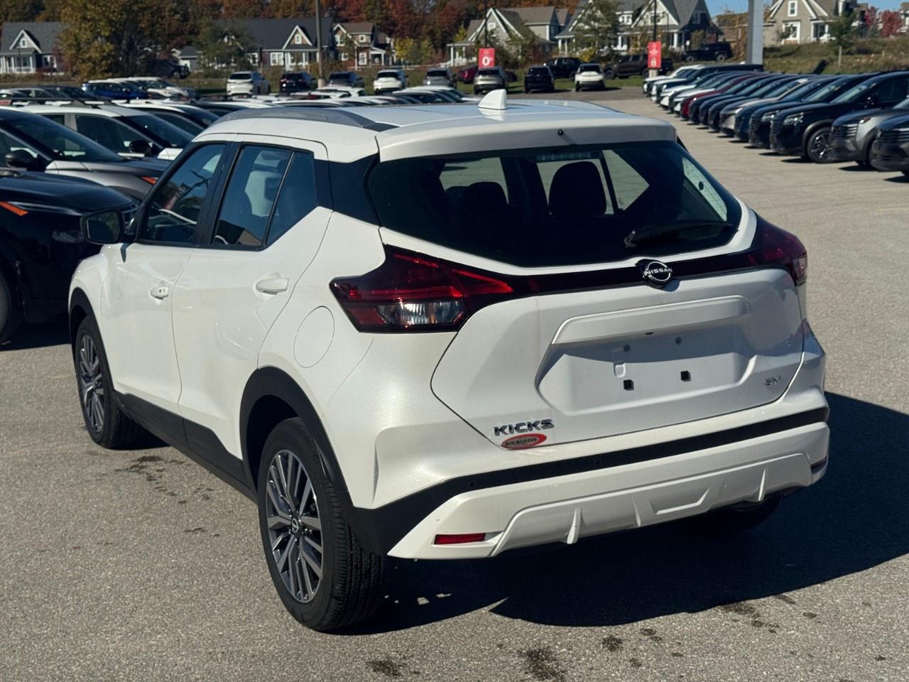 2024 Nissan Kicks SV FWD Photo4