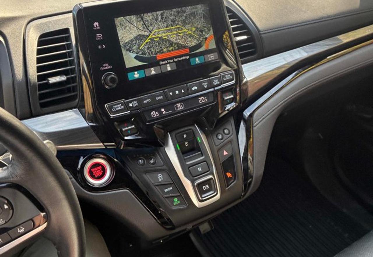 2022 Honda Odyssey Touring | Leather | Sunroof | Nav | Rear Entertainment System | Power Sliding Doors + Hatch & More ! Photo