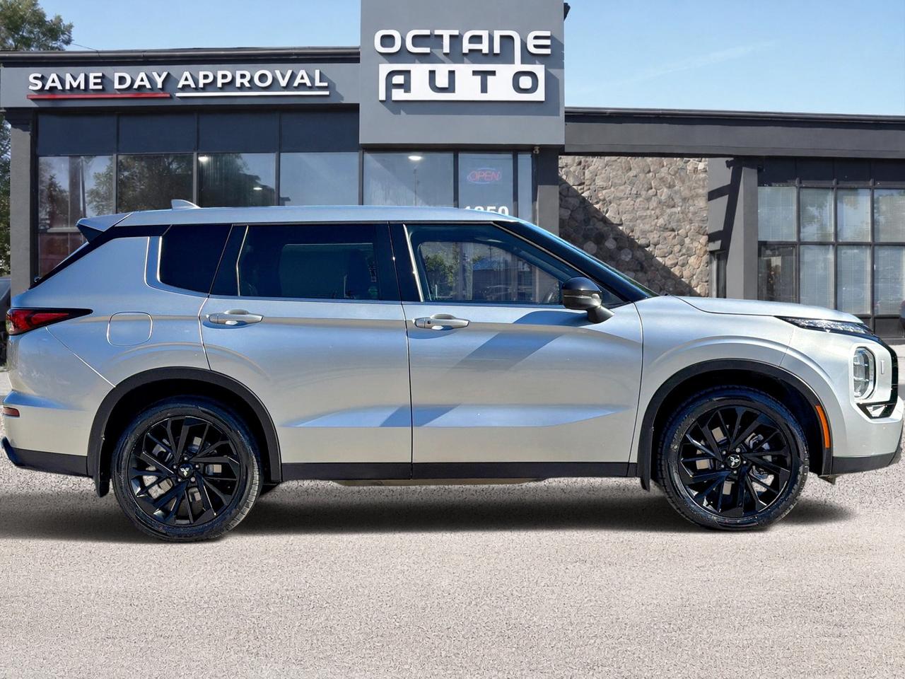 2023 Mitsubishi Outlander SE Photo3