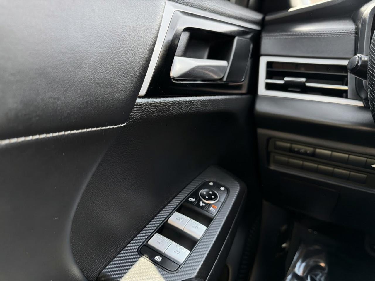 2023 Mitsubishi Outlander SE Photo