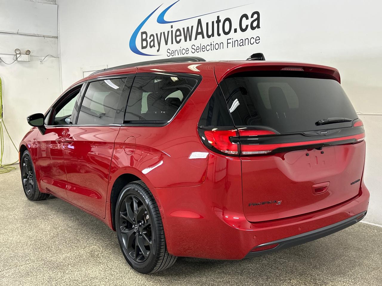 2026 Chrysler Pacifica Limited LIMITED/PANOROOF/LEATHER/15KM/1 OWNER LEASE DIRECT! Photo