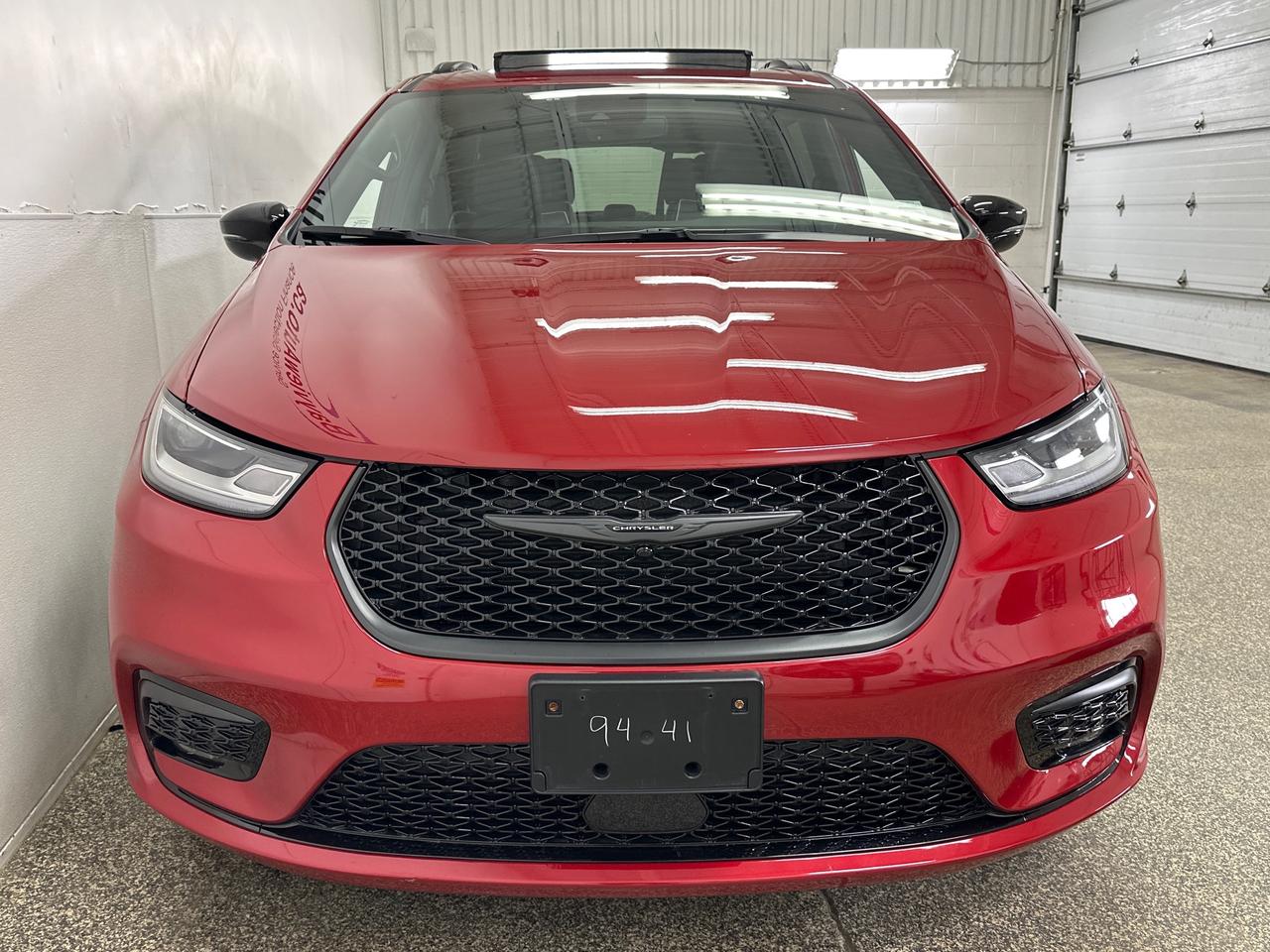 2026 Chrysler Pacifica Limited LIMITED/PANOROOF/LEATHER/15KM/1 OWNER LEASE DIRECT! Photo1
