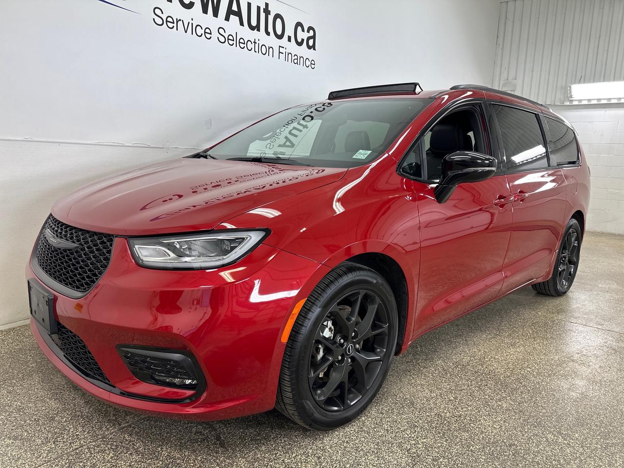 2026 Chrysler Pacifica Limited LIMITED/PANOROOF/LEATHER/15KM/1 OWNER LEASE DIRECT! Photo2