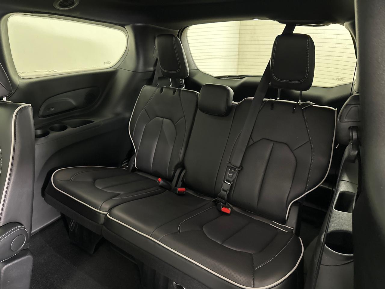 2026 Chrysler Pacifica Limited LIMITED/PANOROOF/LEATHER/15KM/1 OWNER LEASE DIRECT! Photo