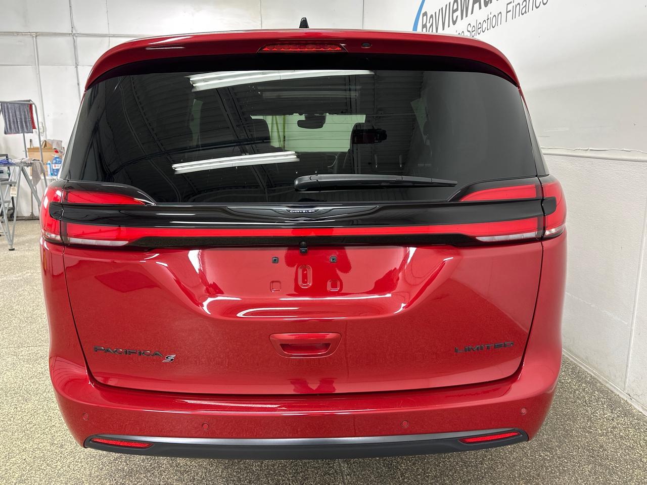 2026 Chrysler Pacifica Limited LIMITED/PANOROOF/LEATHER/15KM/1 OWNER LEASE DIRECT! Photo