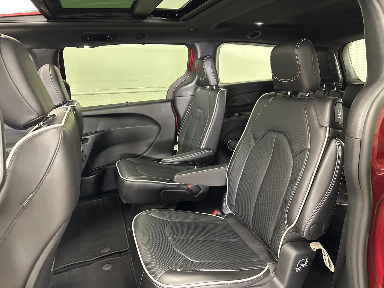 2026 Chrysler Pacifica Limited LIMITED/PANOROOF/LEATHER/15KM/1 OWNER LEASE DIRECT! Photo