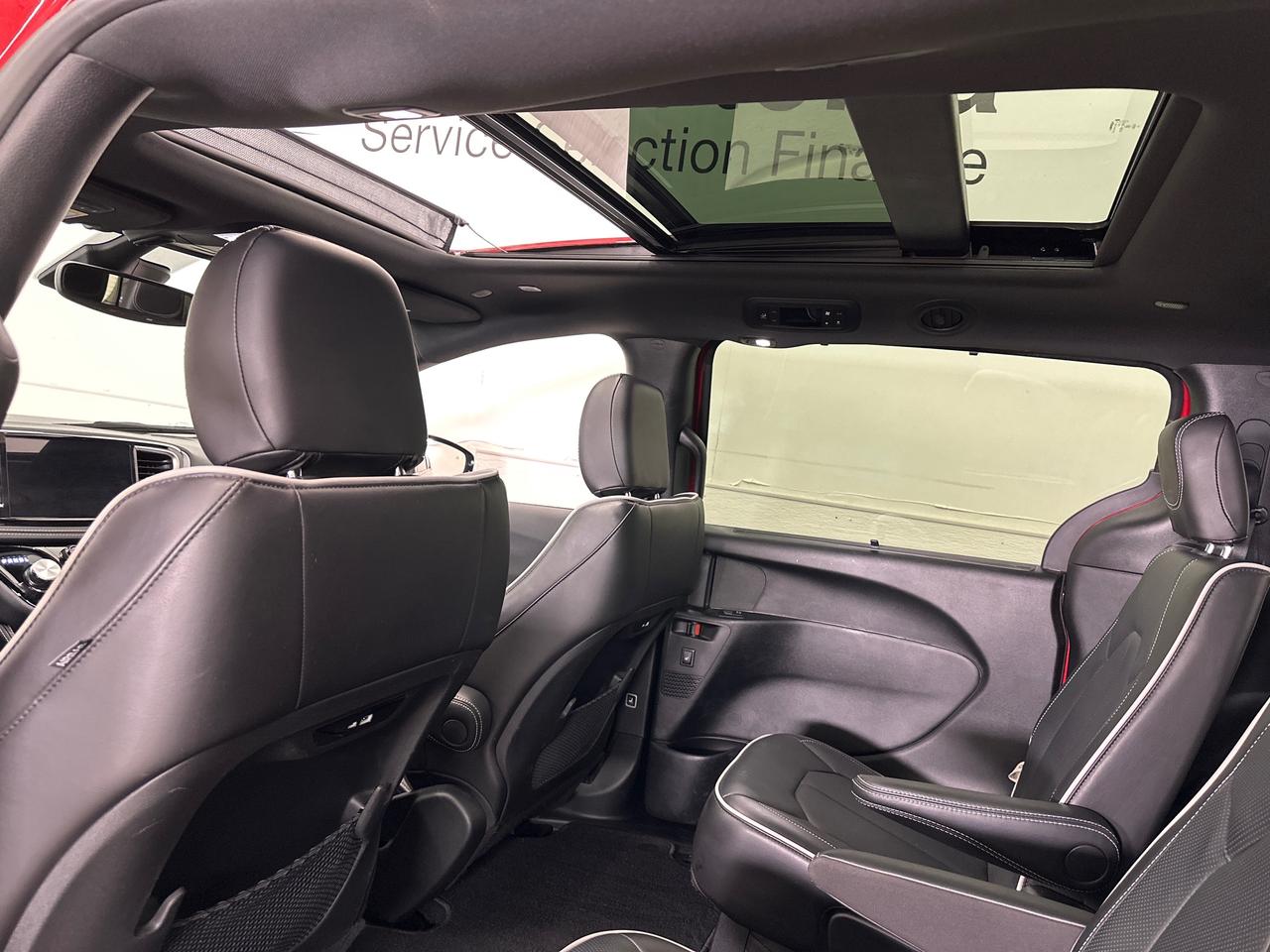 2026 Chrysler Pacifica Limited LIMITED/PANOROOF/LEATHER/15KM/1 OWNER LEASE DIRECT! Photo