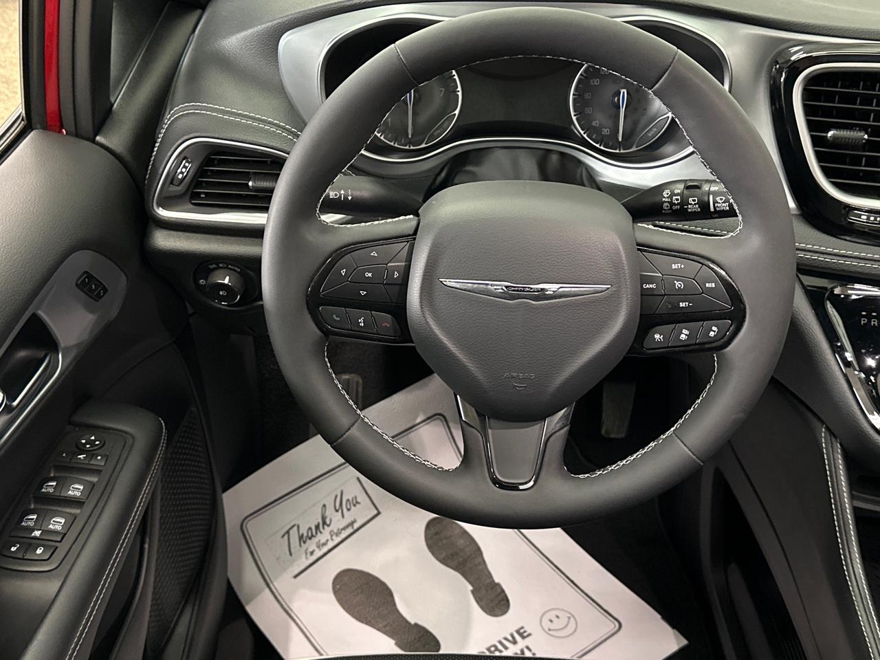 2026 Chrysler Pacifica Limited LIMITED/PANOROOF/LEATHER/15KM/1 OWNER LEASE DIRECT! Photo