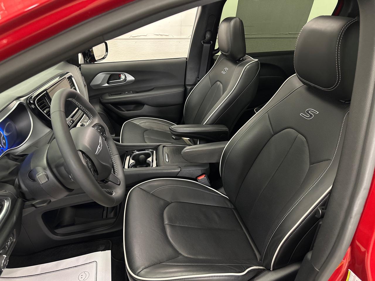 2026 Chrysler Pacifica Limited LIMITED/PANOROOF/LEATHER/15KM/1 OWNER LEASE DIRECT! Photo