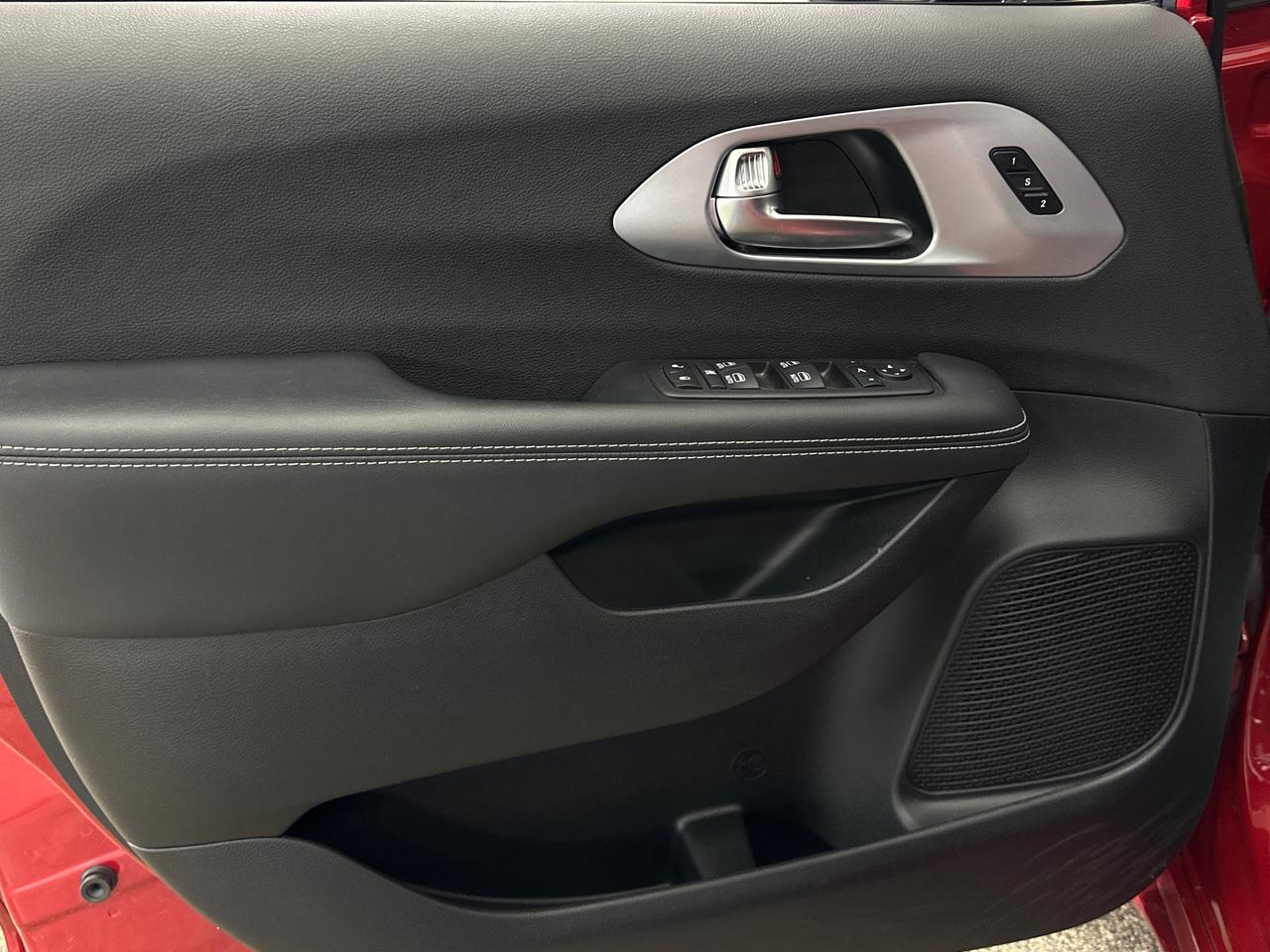 2026 Chrysler Pacifica Limited LIMITED/PANOROOF/LEATHER/15KM/1 OWNER LEASE DIRECT! Photo