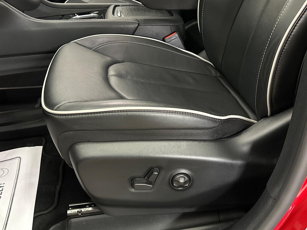 2026 Chrysler Pacifica Limited LIMITED/PANOROOF/LEATHER/15KM/1 OWNER LEASE DIRECT! Photo