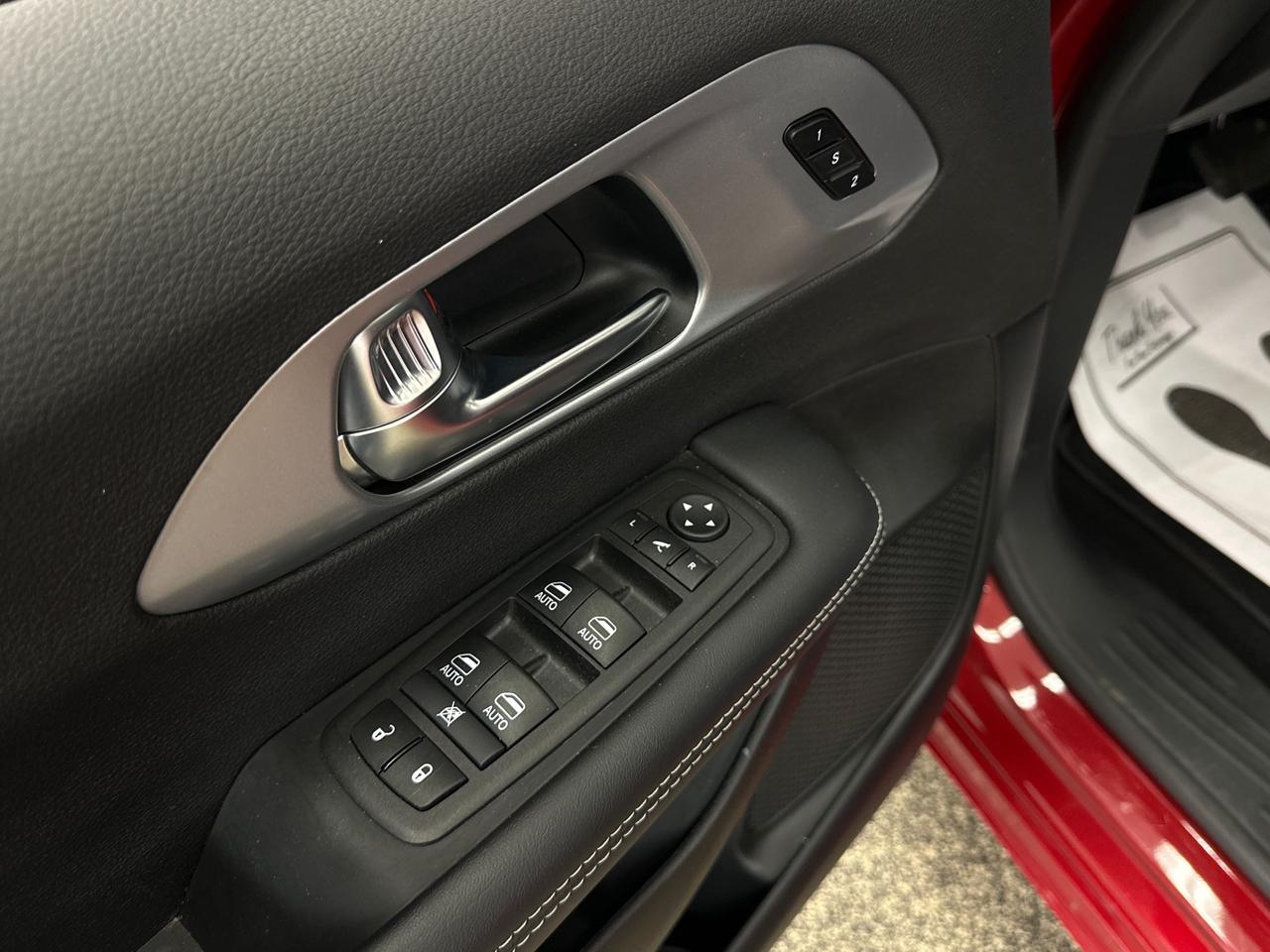 2026 Chrysler Pacifica Limited LIMITED/PANOROOF/LEATHER/15KM/1 OWNER LEASE DIRECT! Photo