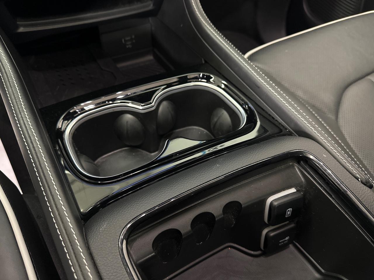 2026 Chrysler Pacifica Limited LIMITED/PANOROOF/LEATHER/15KM/1 OWNER LEASE DIRECT! Photo