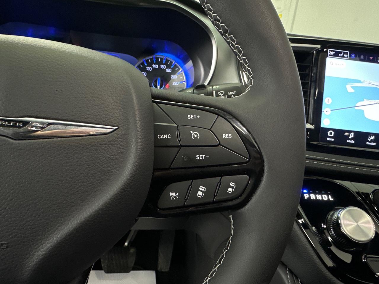 2026 Chrysler Pacifica Limited LIMITED/PANOROOF/LEATHER/15KM/1 OWNER LEASE DIRECT! Photo