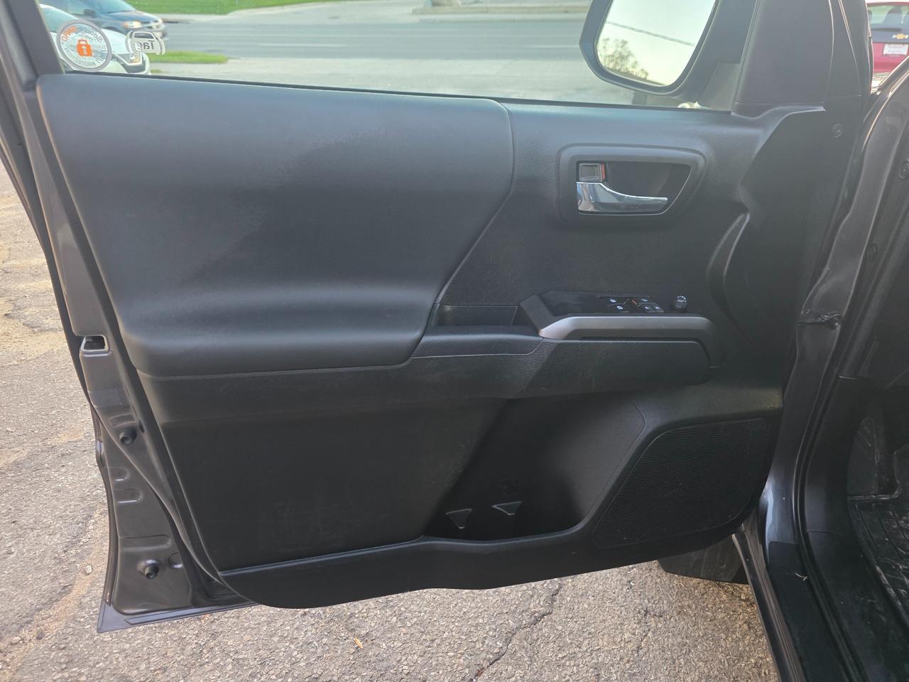 2023 Toyota Tacoma MANUAL |  OFFROAD TRD | LOW KMS | ONE OWNER | ACCIDENT FREE | Photo