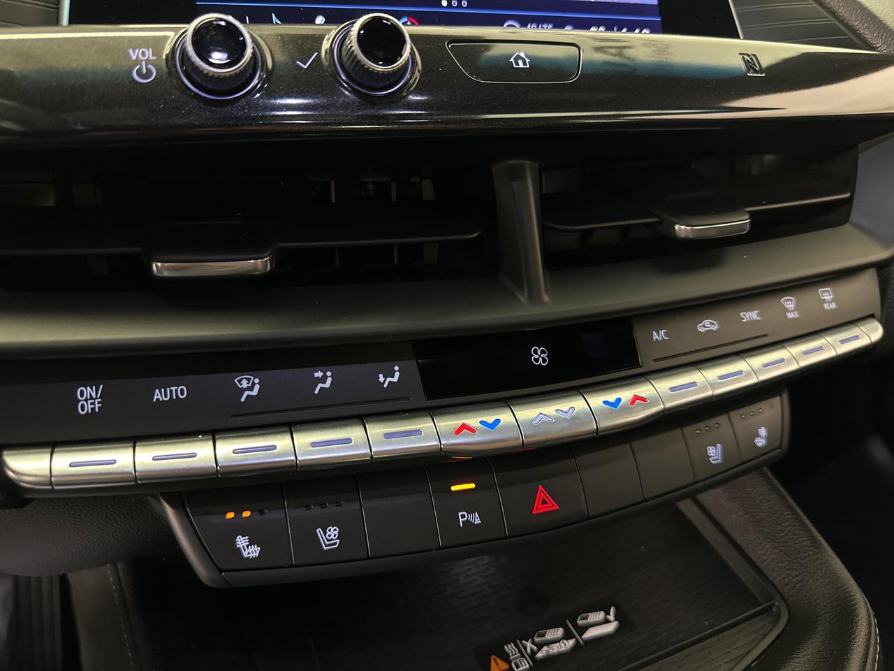 2021 Cadillac CT4 Premium Luxury PREMIUM LUXURY/AWD/LEATHER/HEATED STEERING & SEATS/53KM/LOCAL TRADE! Photo