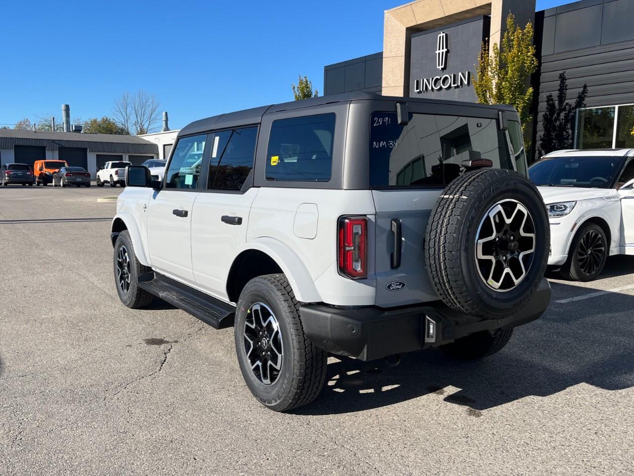 2026 Ford Bronco OUTER BANKS 4 DOOR 4X4 Photo2