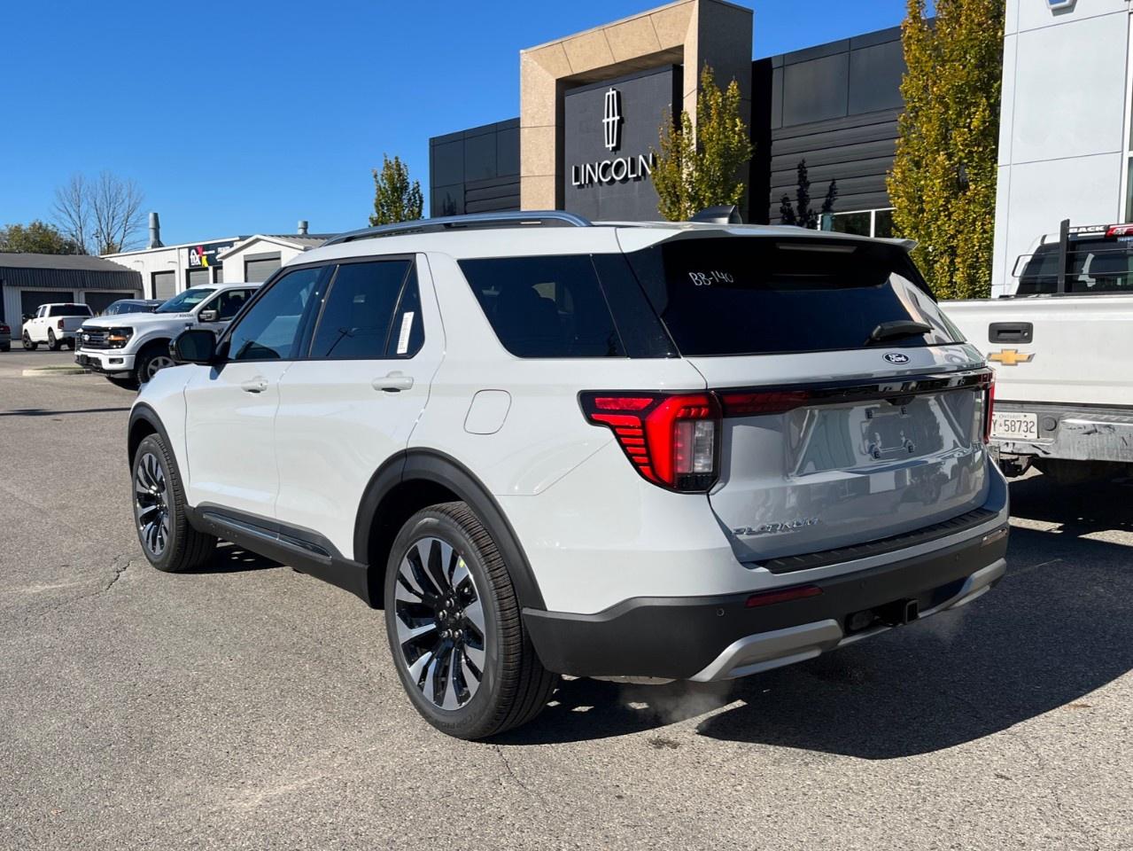 2027 Ford Explorer Platinum 4WD Photo2