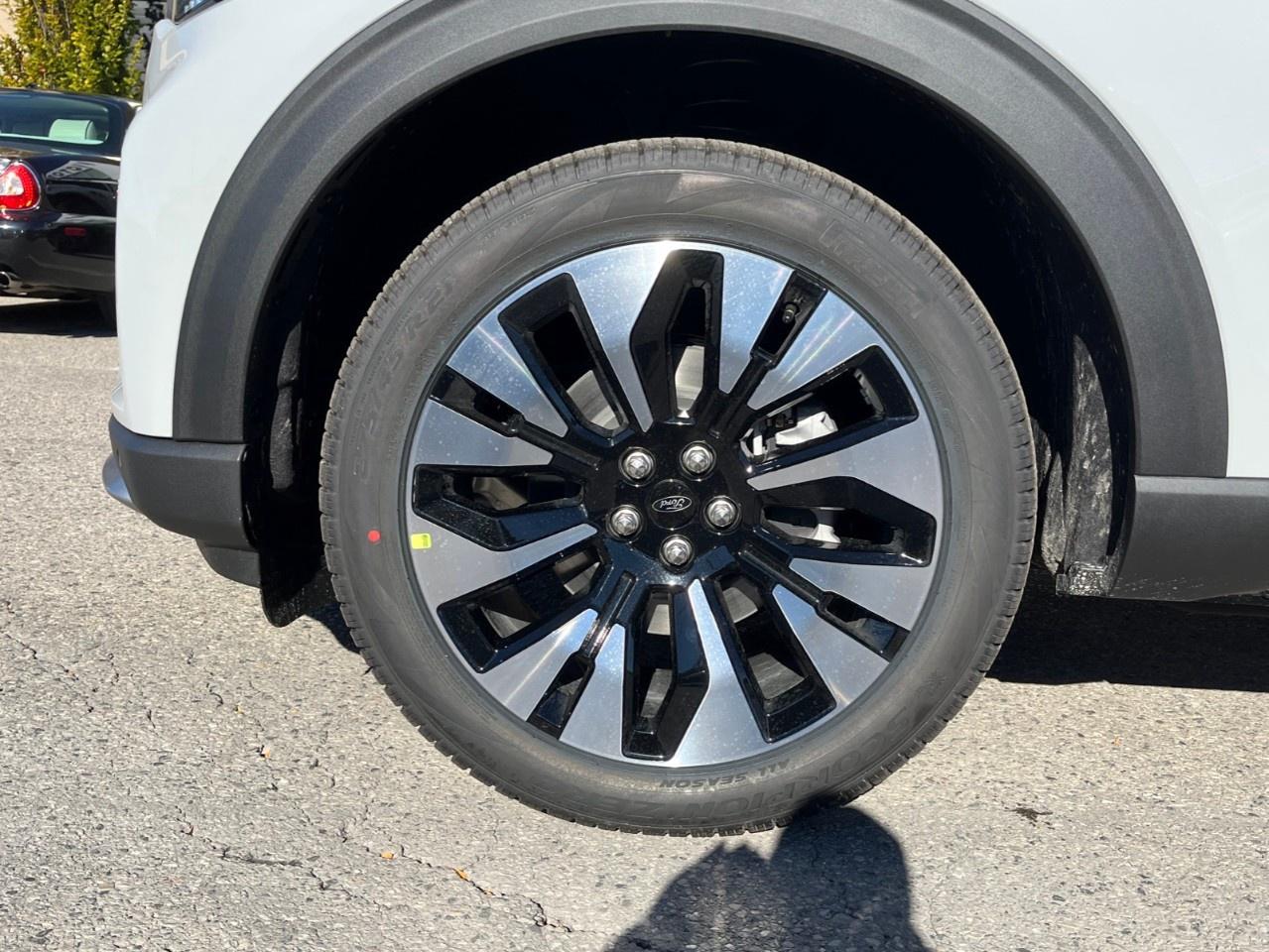 2027 Ford Explorer Platinum 4WD Photo