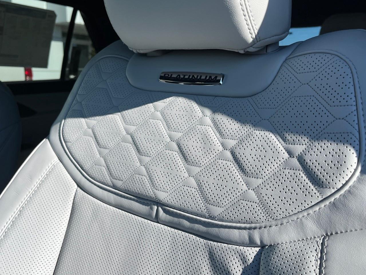2027 Ford Explorer Platinum 4WD Photo