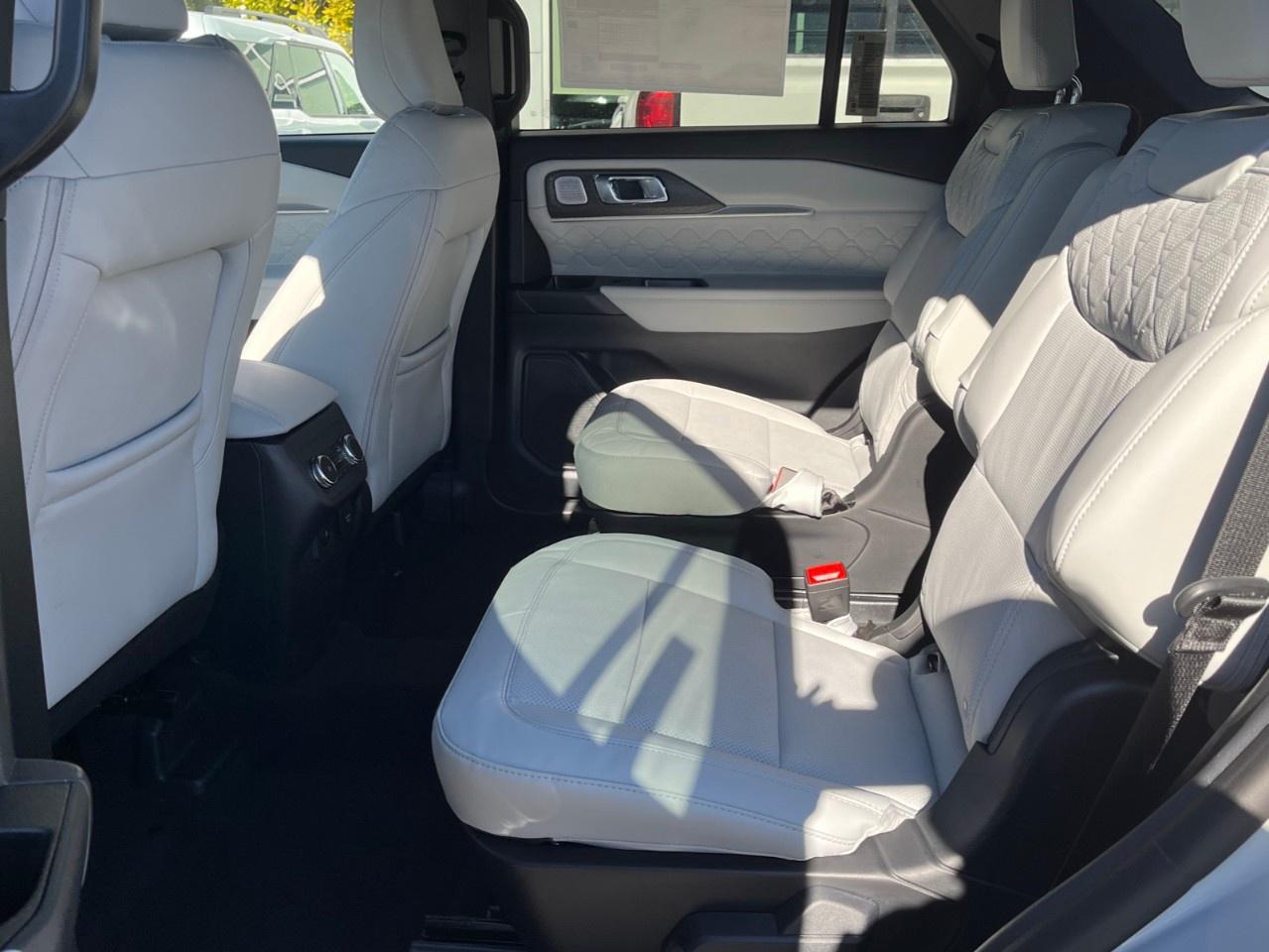 2027 Ford Explorer Platinum 4WD Photo