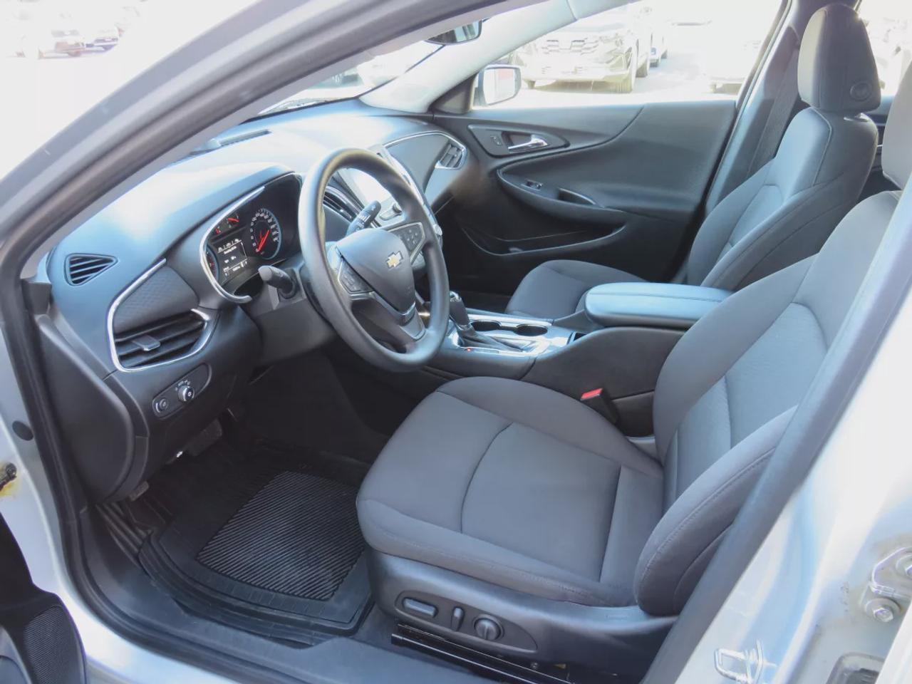 2017 Chevrolet Malibu LT| LOW KMS | FWD | Automatic | Alloy Wheels | Apple CarPlay & Android Auto | Bluetooth | Back-Up Camera | Cruise Control Photo