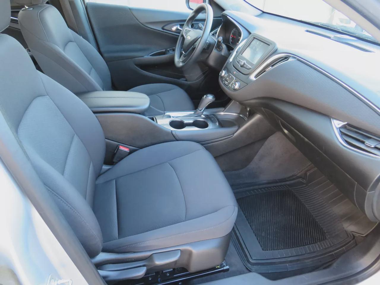 2017 Chevrolet Malibu LT| LOW KMS | FWD | Automatic | Alloy Wheels | Apple CarPlay & Android Auto | Bluetooth | Back-Up Camera | Cruise Control Photo