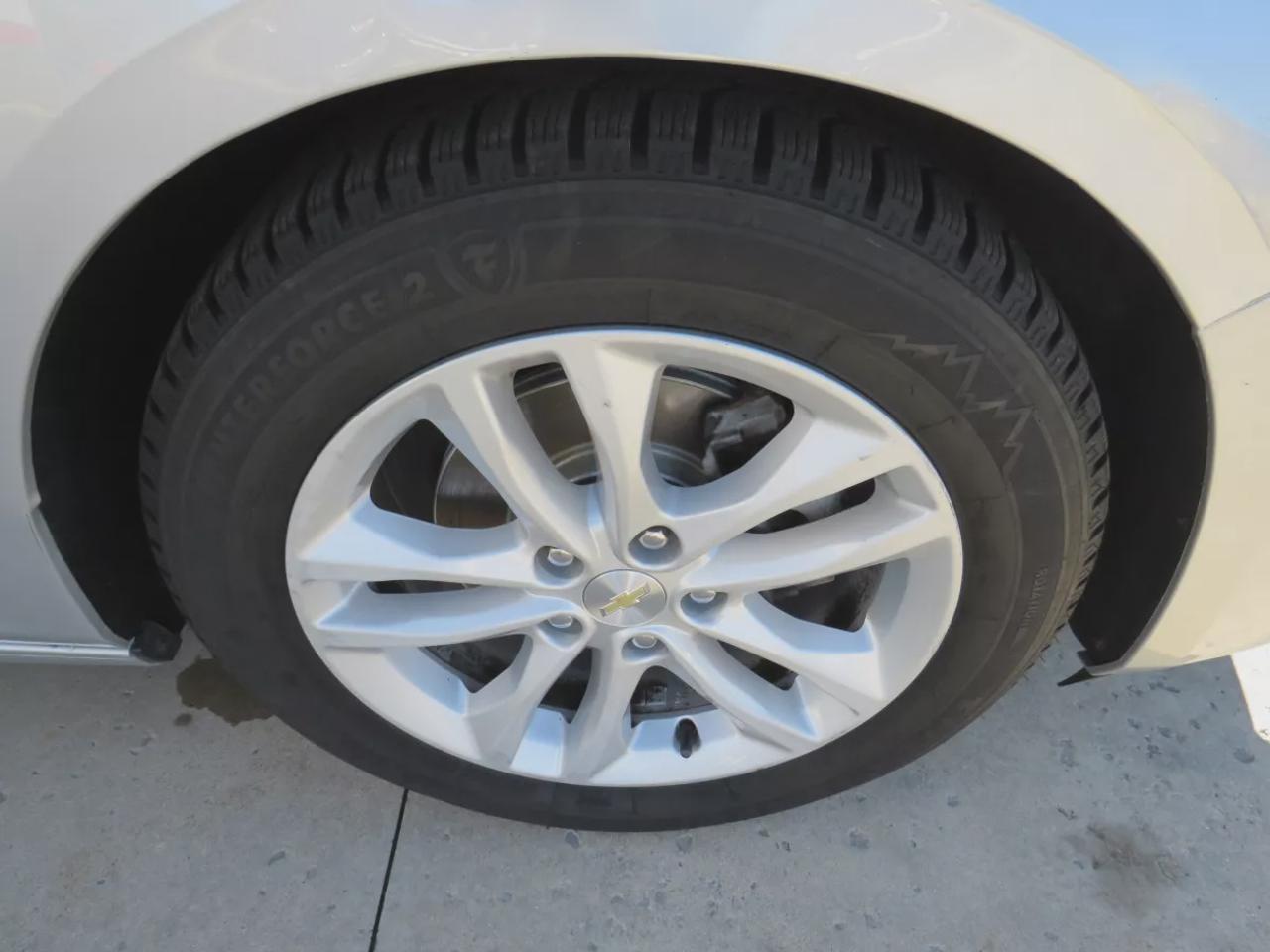 2017 Chevrolet Malibu LT| LOW KMS | FWD | Automatic | Alloy Wheels | Apple CarPlay & Android Auto | Bluetooth | Back-Up Camera | Cruise Control Photo