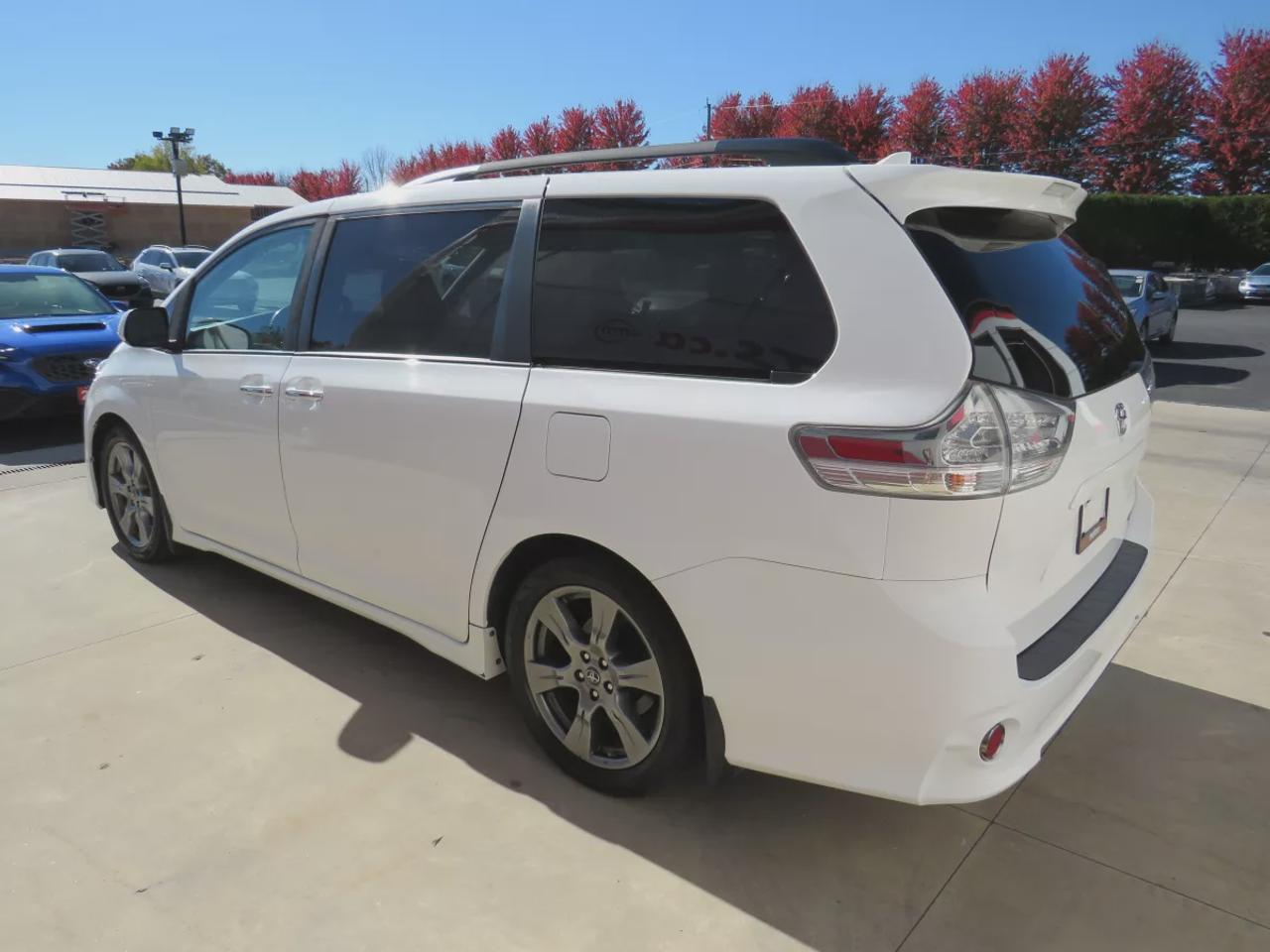 2019 Toyota Sienna SE | LOW KMS | FWD | Automatic | 8-Passenger | Alloy Wheels | Leather Seats | Heated Seats | Climate Control | Apple CarPlay Photo