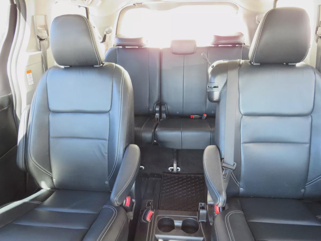 2019 Toyota Sienna SE | LOW KMS | FWD | Automatic | 8-Passenger | Alloy Wheels | Leather Seats | Heated Seats | Climate Control | Apple CarPlay Photo