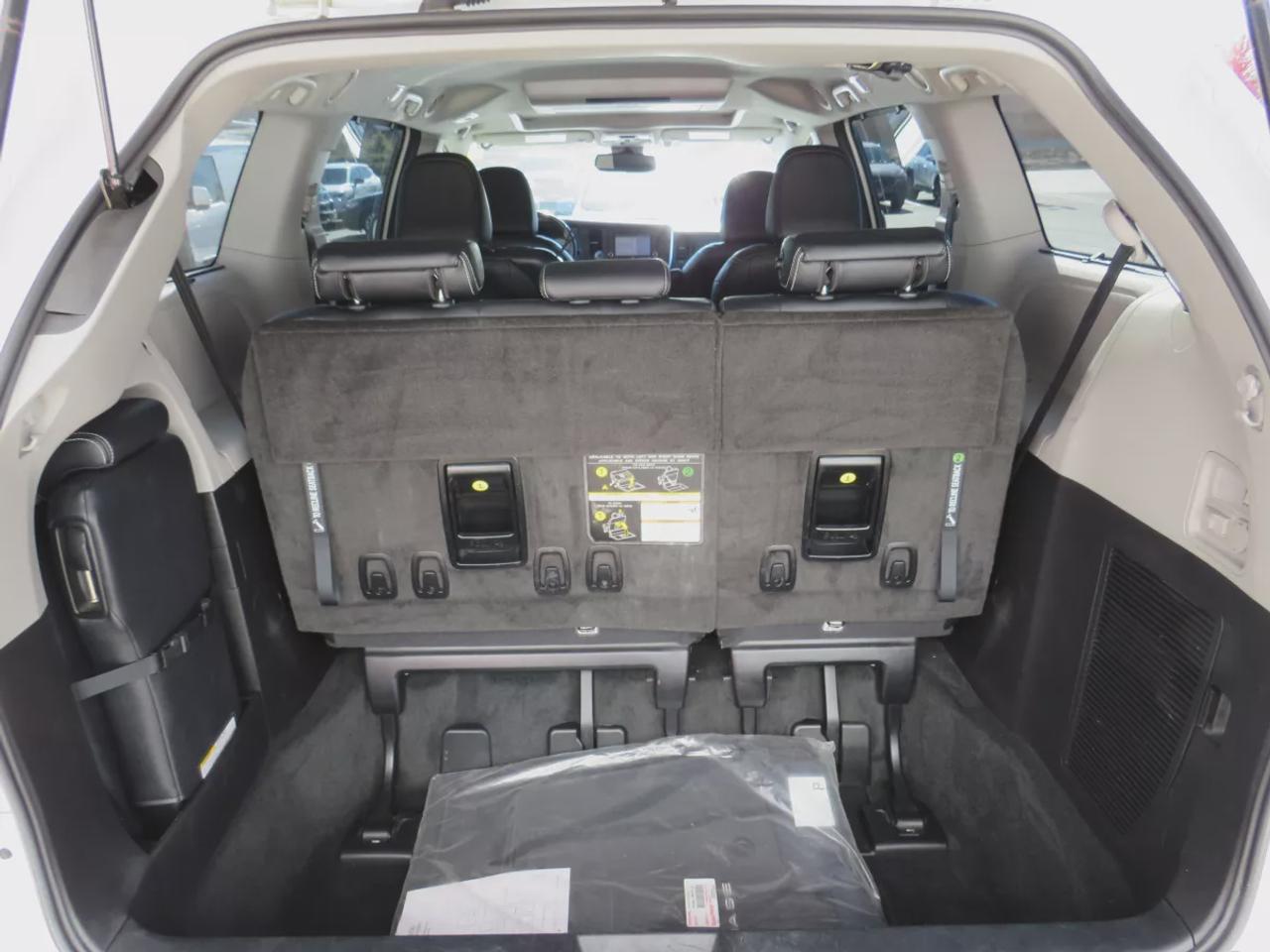 2019 Toyota Sienna SE | LOW KMS | FWD | Automatic | 8-Passenger | Alloy Wheels | Leather Seats | Heated Seats | Climate Control | Apple CarPlay Photo