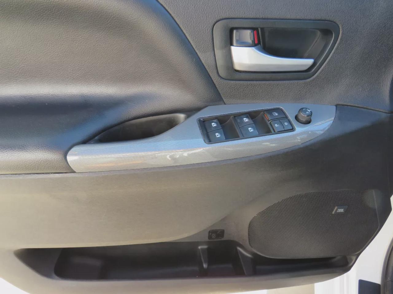 2019 Toyota Sienna SE | LOW KMS | FWD | Automatic | 8-Passenger | Alloy Wheels | Leather Seats | Heated Seats | Climate Control | Apple CarPlay Photo