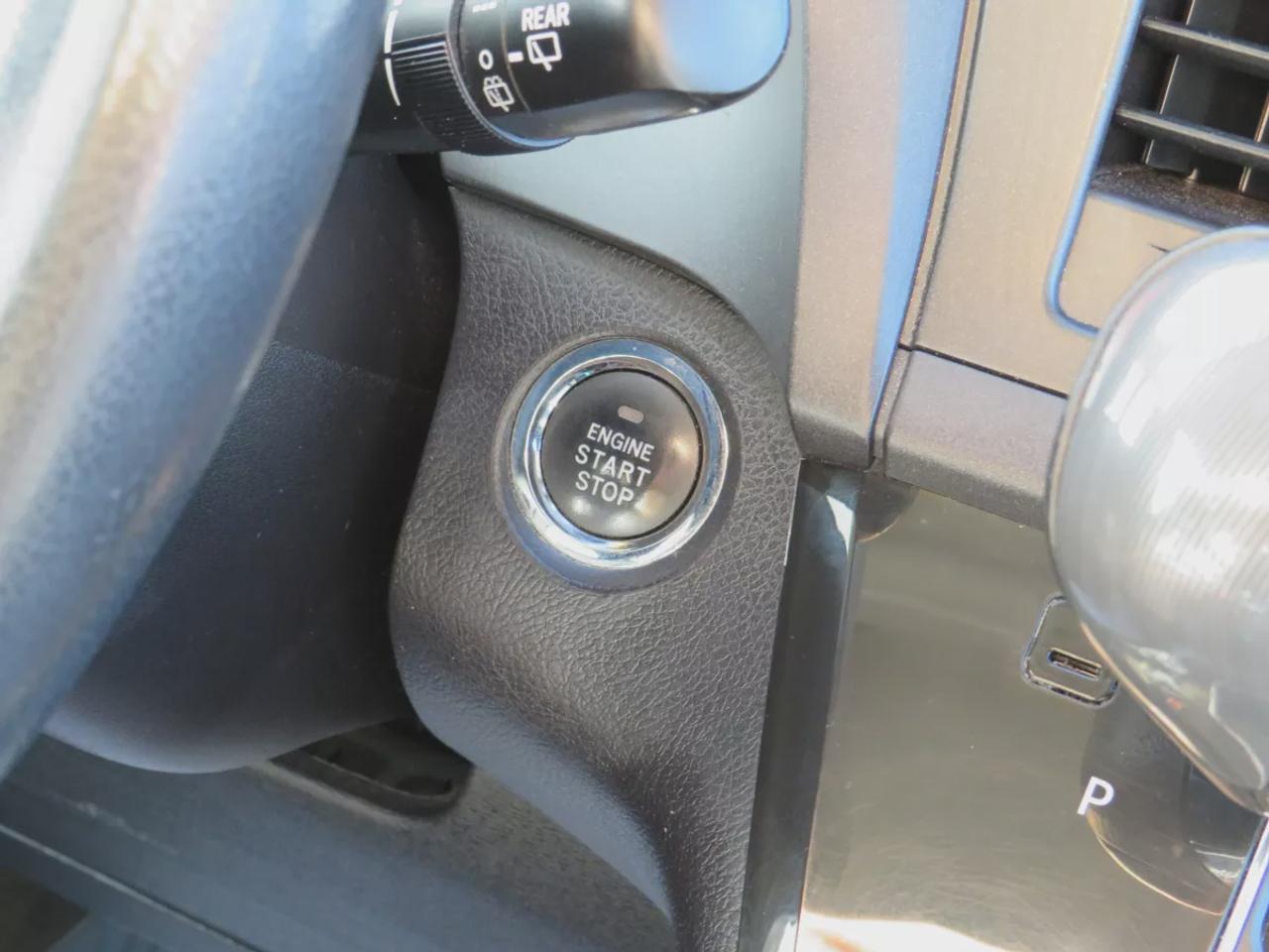 2019 Toyota Sienna SE | LOW KMS | FWD | Automatic | 8-Passenger | Alloy Wheels | Leather Seats | Heated Seats | Climate Control | Apple CarPlay Photo