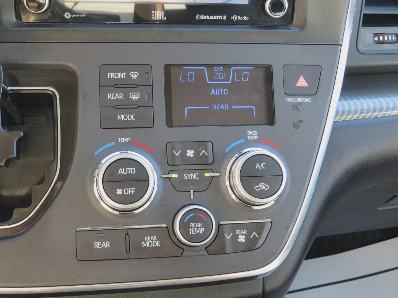 2019 Toyota Sienna SE | LOW KMS | FWD | Automatic | 8-Passenger | Alloy Wheels | Leather Seats | Heated Seats | Climate Control | Apple CarPlay Photo