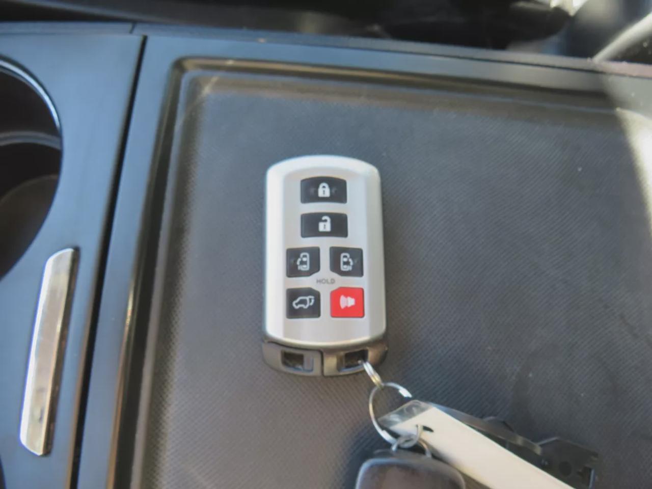 2019 Toyota Sienna SE | LOW KMS | FWD | Automatic | 8-Passenger | Alloy Wheels | Leather Seats | Heated Seats | Climate Control | Apple CarPlay Photo