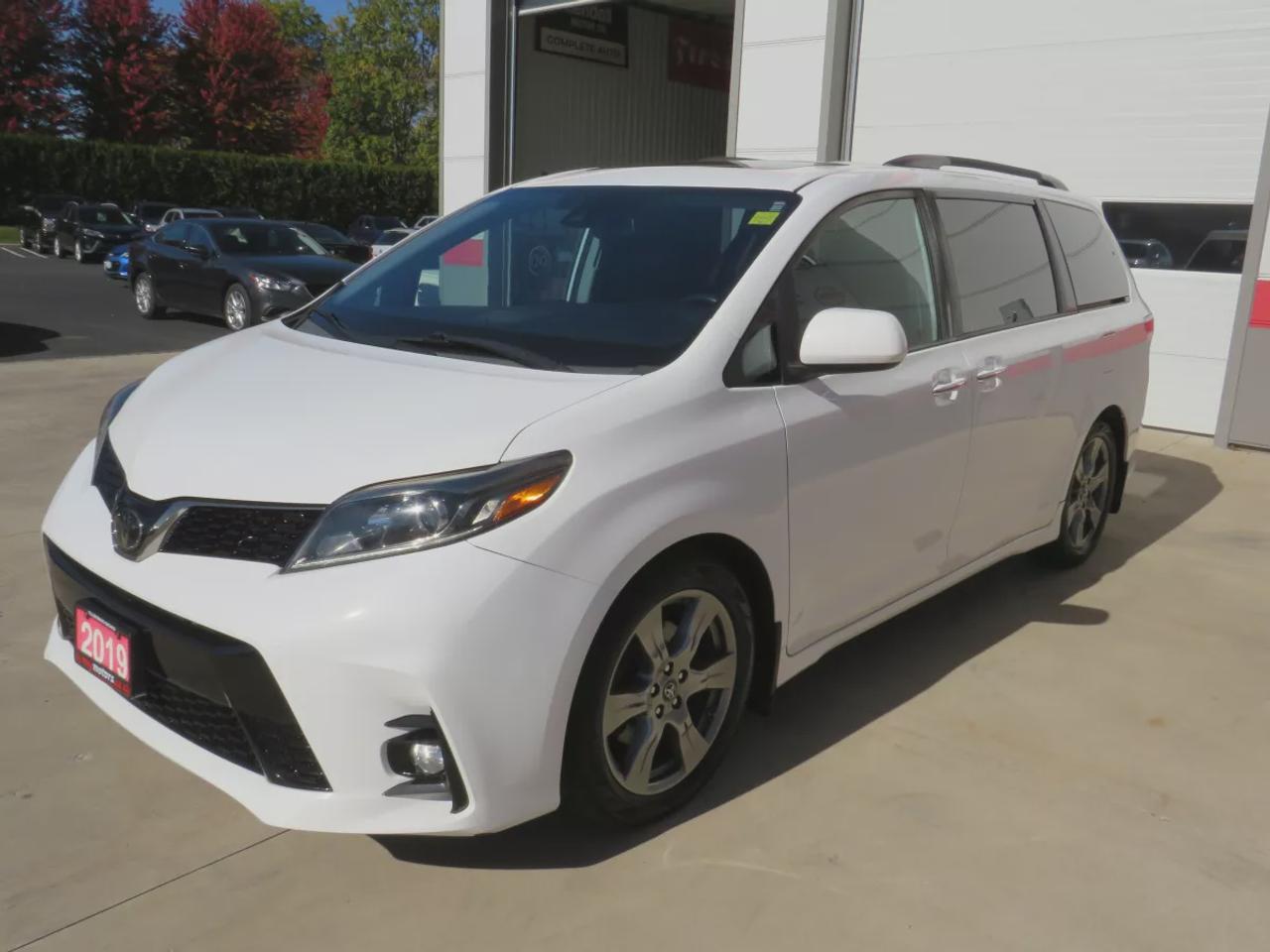 2019 Toyota Sienna SE | LOW KMS | FWD | Automatic | 8-Passenger | Alloy Wheels | Leather Seats | Heated Seats | Climate Control | Apple CarPlay Photo