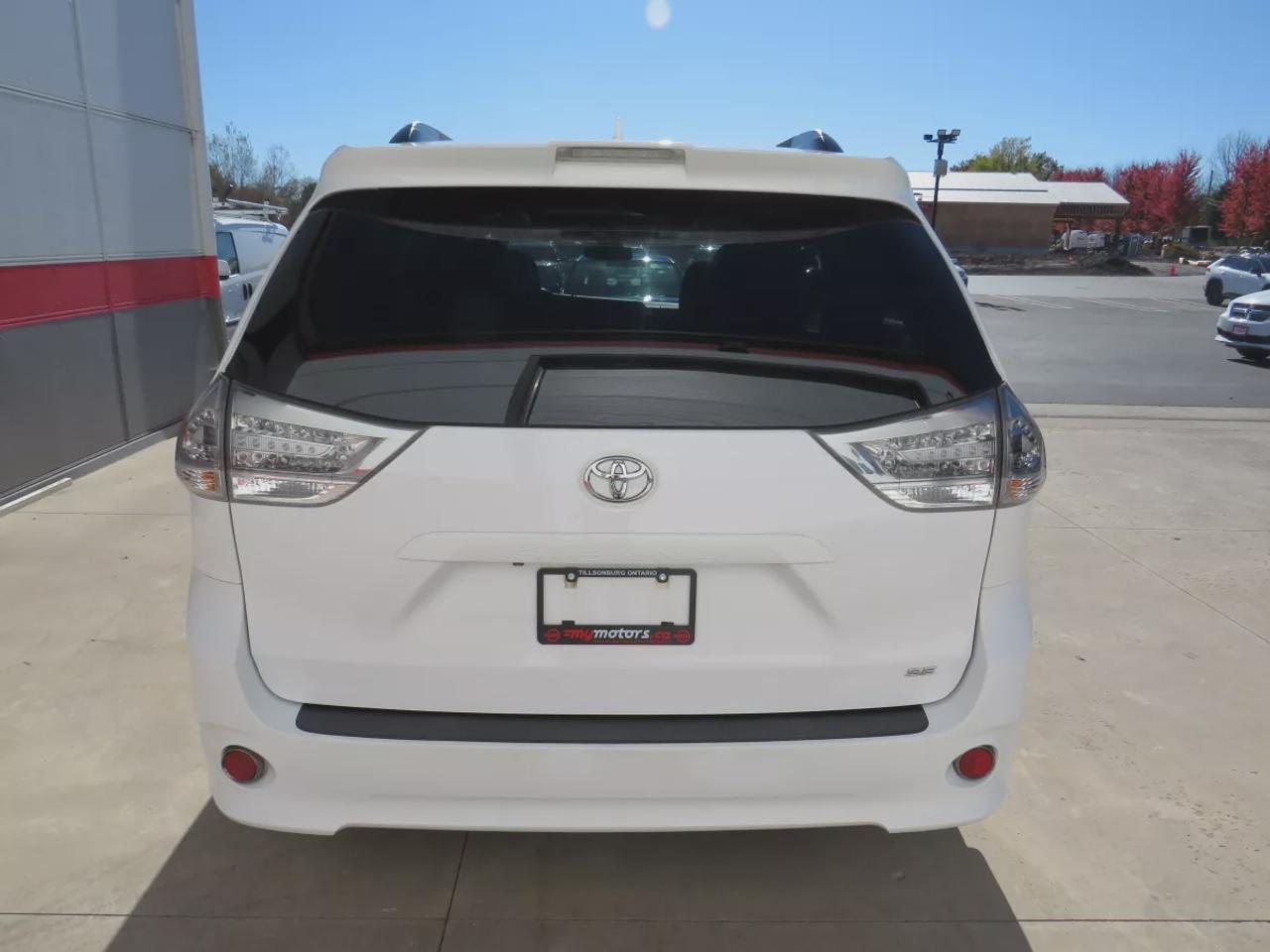 2019 Toyota Sienna SE | LOW KMS | FWD | Automatic | 8-Passenger | Alloy Wheels | Leather Seats | Heated Seats | Climate Control | Apple CarPlay Photo