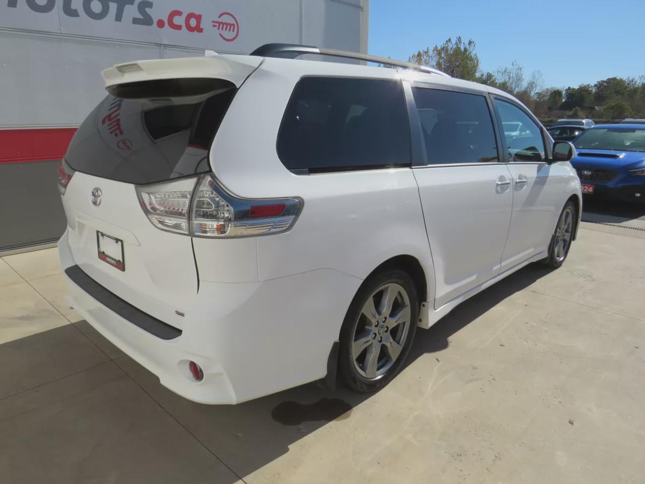 2019 Toyota Sienna SE | LOW KMS | FWD | Automatic | 8-Passenger | Alloy Wheels | Leather Seats | Heated Seats | Climate Control | Apple CarPlay Photo