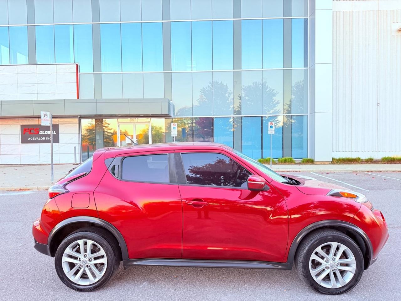 2015 Nissan Juke SV 4dr Front-wheel Drive Photo