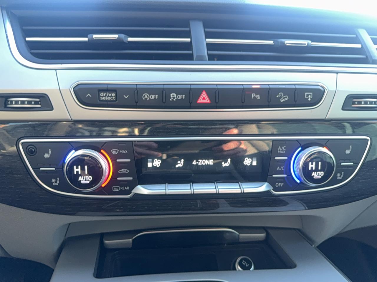 2017 Audi Q7 3.0T Technik Photo