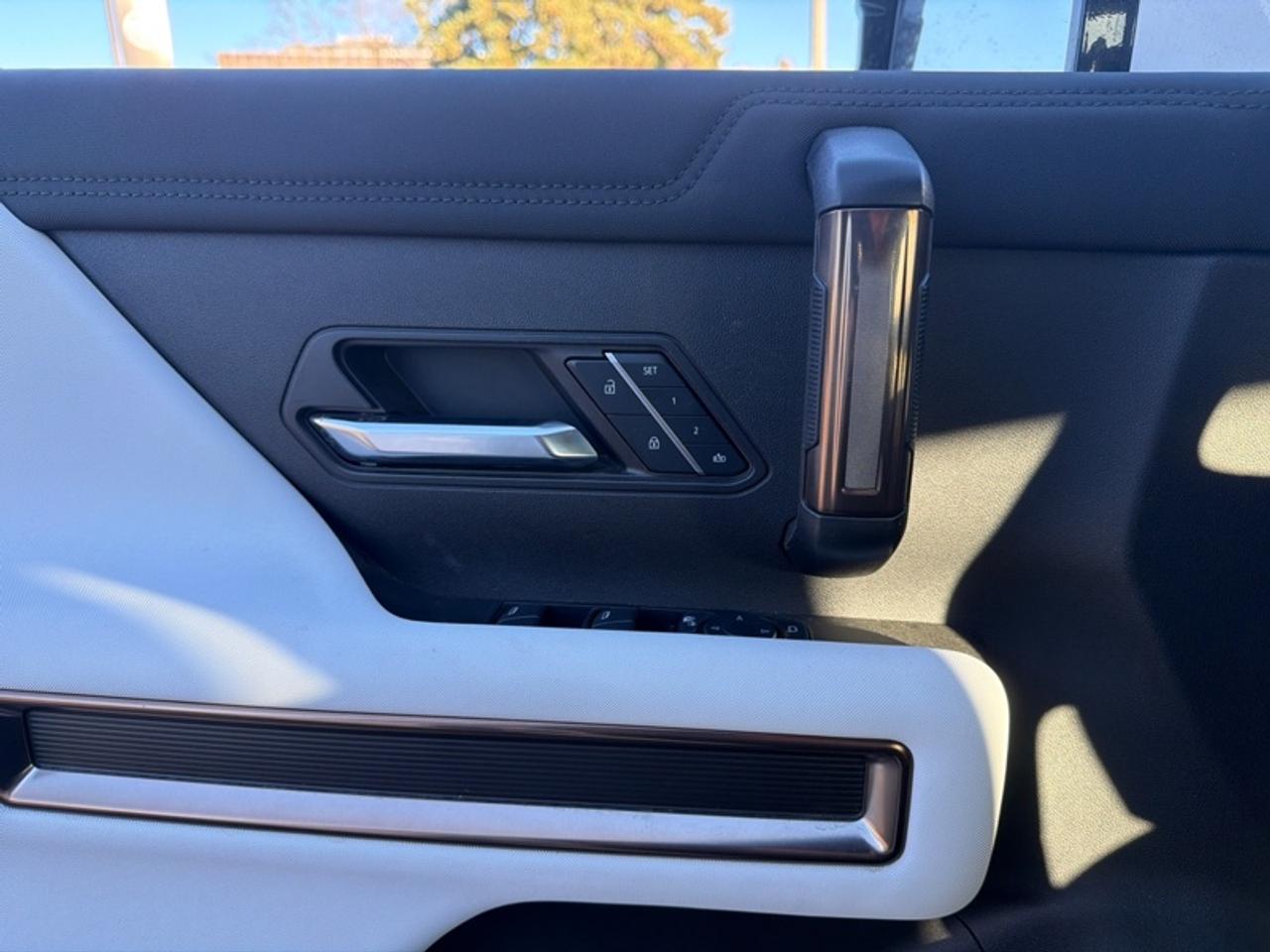 2025 GMC HUMMER EV Pickup 2X  CLEAN CARFAX | ACCIDENT FREE | AIR RIDE | TONNEAU | $138K MSRP Photo
