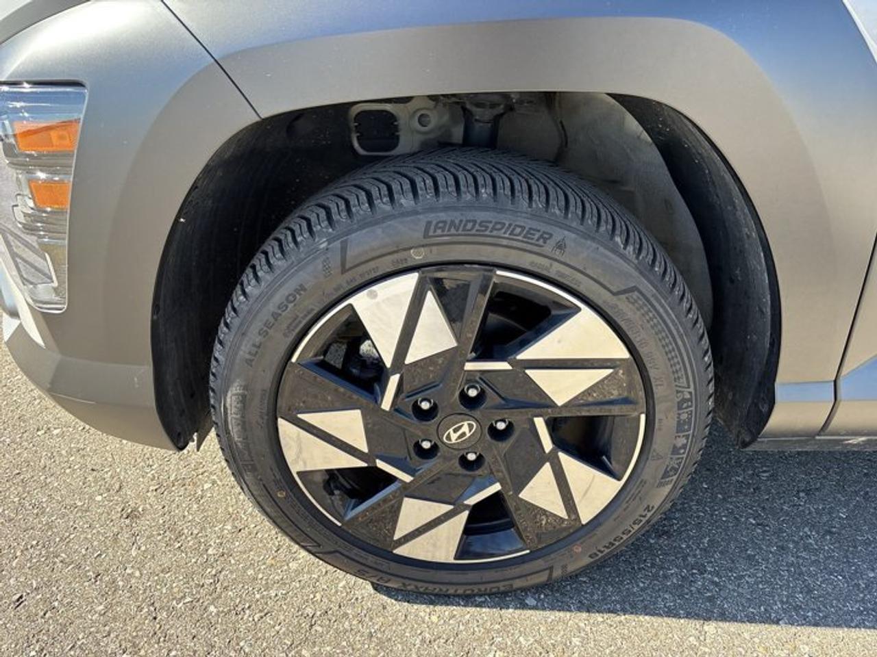 2025 Hyundai KONA Preferred AWD | No Accidents | Sunroof | Leather Seats Photo