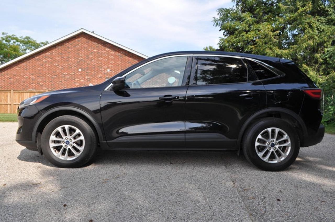 2020 Ford Escape SE AWD | Heated Seats | Lane Keep | Co-Pilot 360 | Power Drivers Seats | Reverse Sensors and More ! Photo