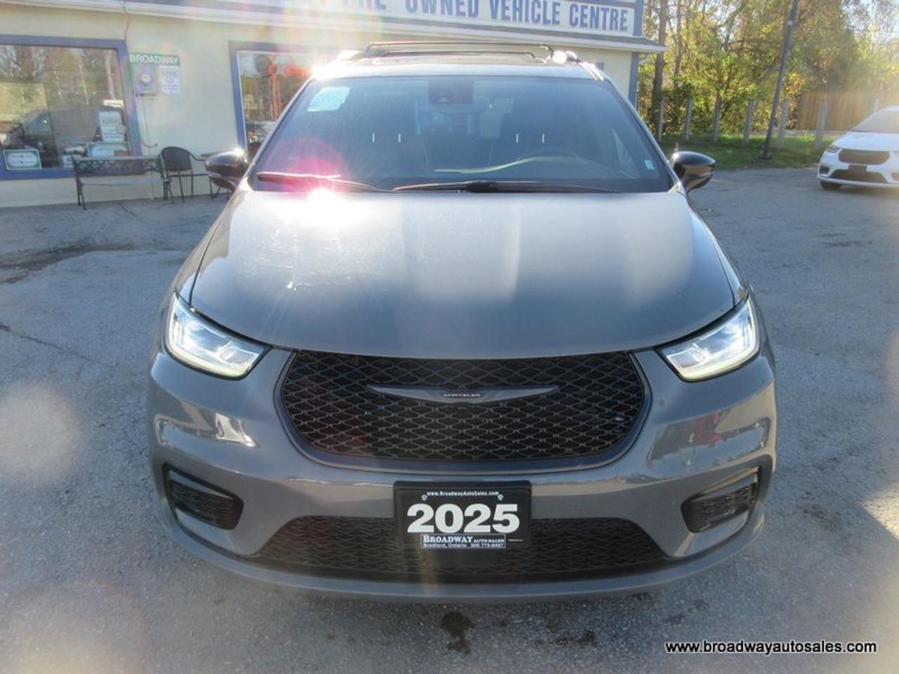 2025 Chrysler Pacifica FAMILY-MOVING LIMITED-EDITION 7 PASSENGER 3.6L - V6.. CAPTAINS.. 3RD ROW.. STOW-N-GO-SEATING.. NAVIGATION.. POWER DOORS.. SUNROOF.. BACK-UP CAMERA.. Photo4