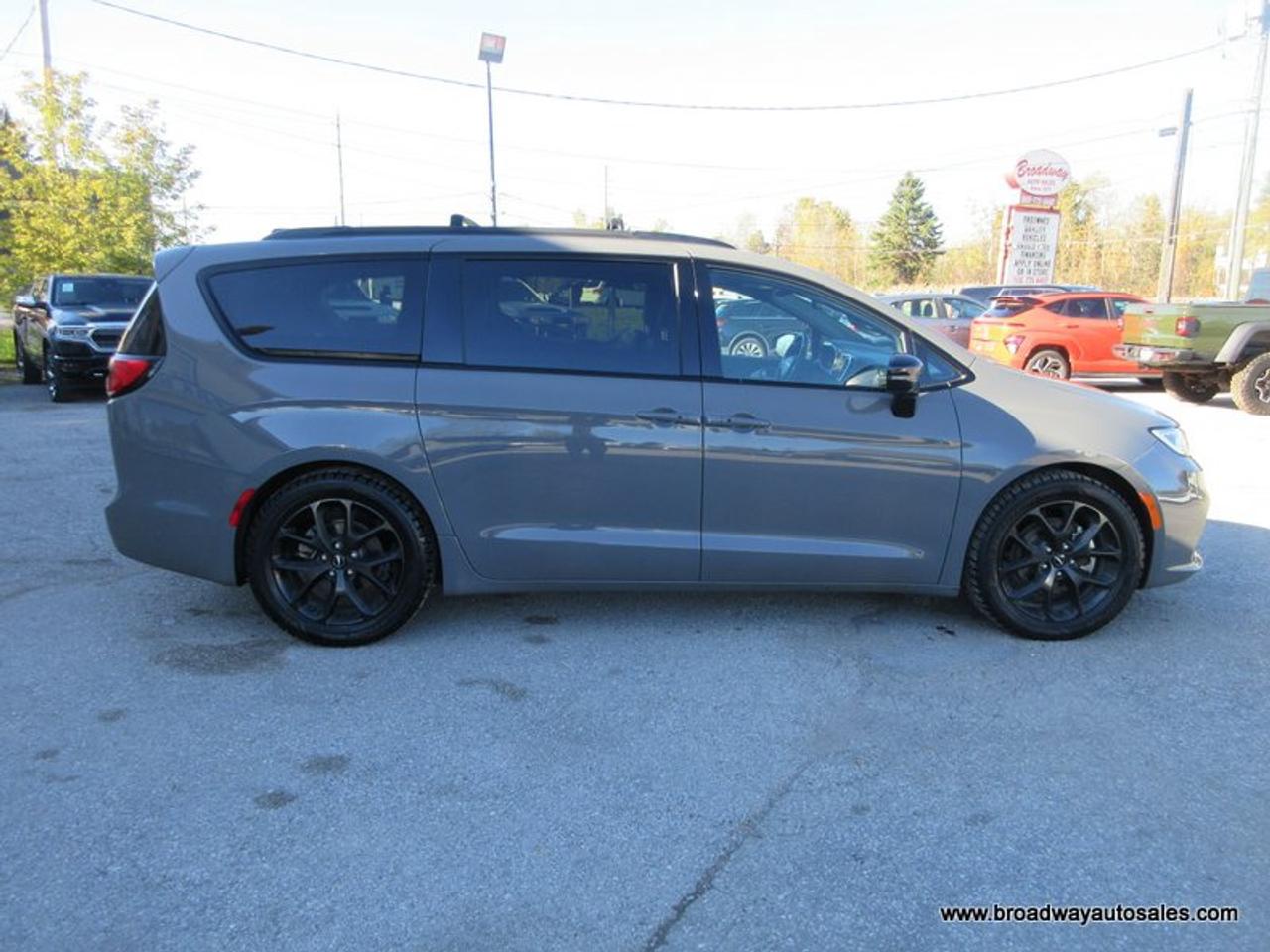 2025 Chrysler Pacifica FAMILY-MOVING LIMITED-EDITION 7 PASSENGER 3.6L - V6.. CAPTAINS.. 3RD ROW.. STOW-N-GO-SEATING.. NAVIGATION.. POWER DOORS.. SUNROOF.. BACK-UP CAMERA.. Photo