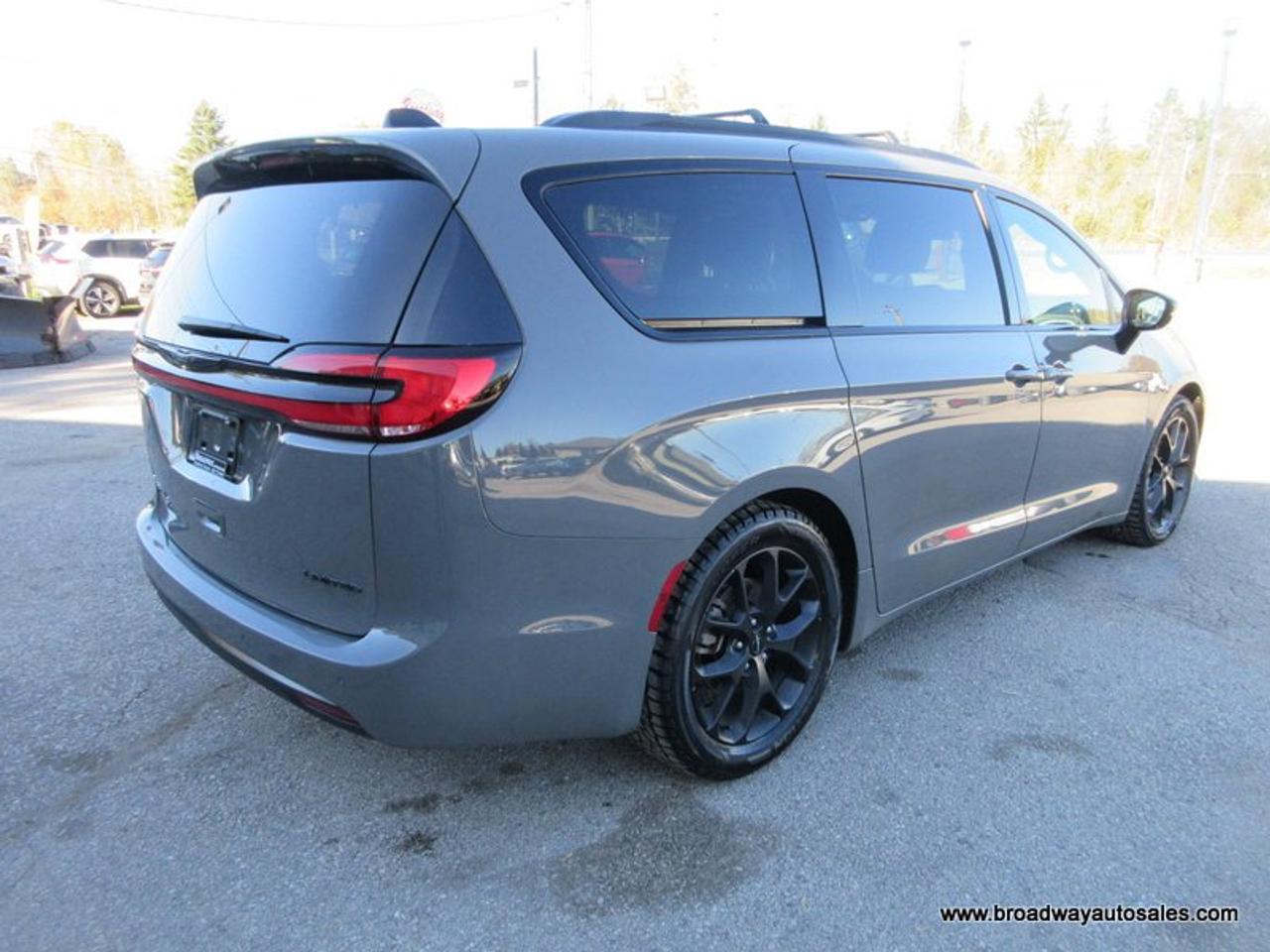 2025 Chrysler Pacifica FAMILY-MOVING LIMITED-EDITION 7 PASSENGER 3.6L - V6.. CAPTAINS.. 3RD ROW.. STOW-N-GO-SEATING.. NAVIGATION.. POWER DOORS.. SUNROOF.. BACK-UP CAMERA.. Photo